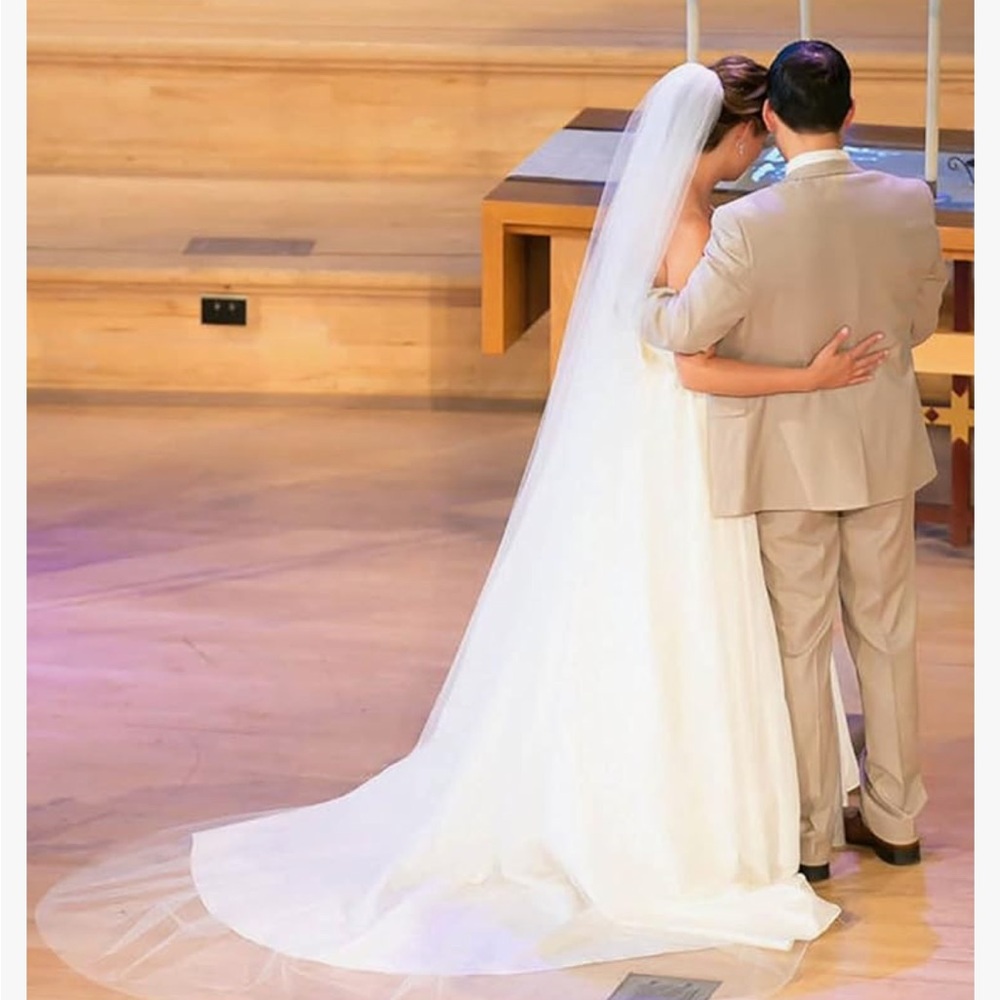 Cathedral length veil. New, never used. No imperfections. Purchased from Amazon